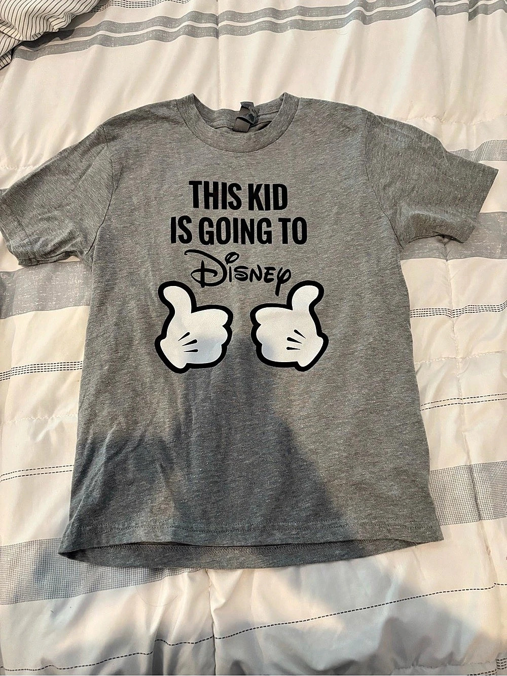 Disney “ this kid is going to Disney “ Graphic Short Sleeve Tee in Gray size sma